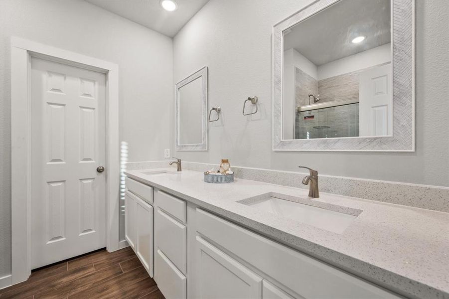 Furnished interior view inside a new home in , Corsicana (Image 5).