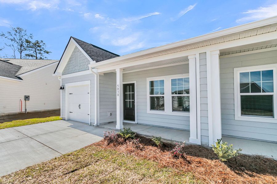 Exterior details and patio area of a home in , Ravenel (Image 20).