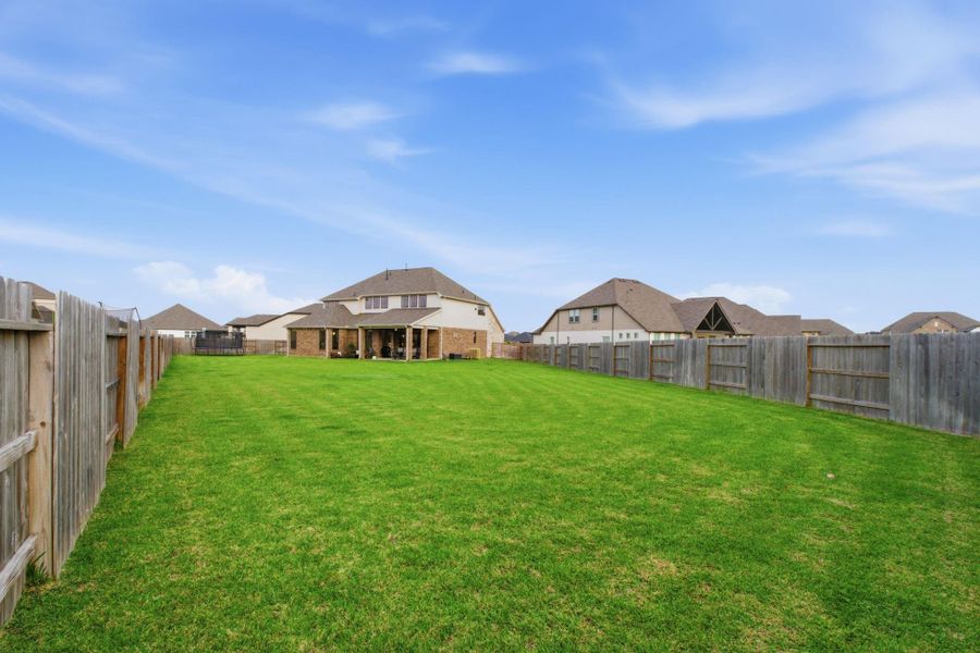 Exterior details and patio area of a home in Sunterra 45ft, Katy (Image 22).