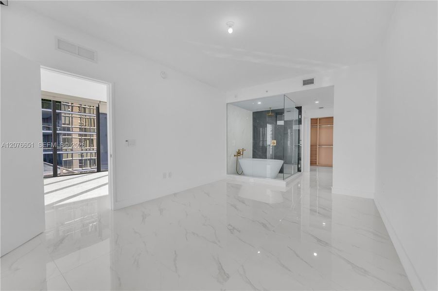 Spacious, unfurnished interior of a new home in , Miami (Image 17).