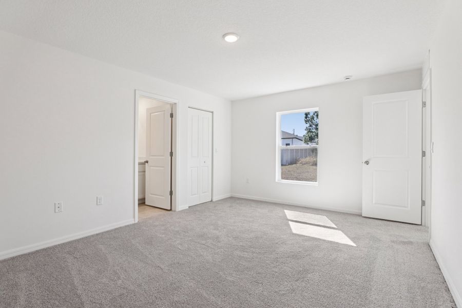 Spacious, unfurnished interior of a new home in Vero Lake Estates, Vero Beach (Image 15).