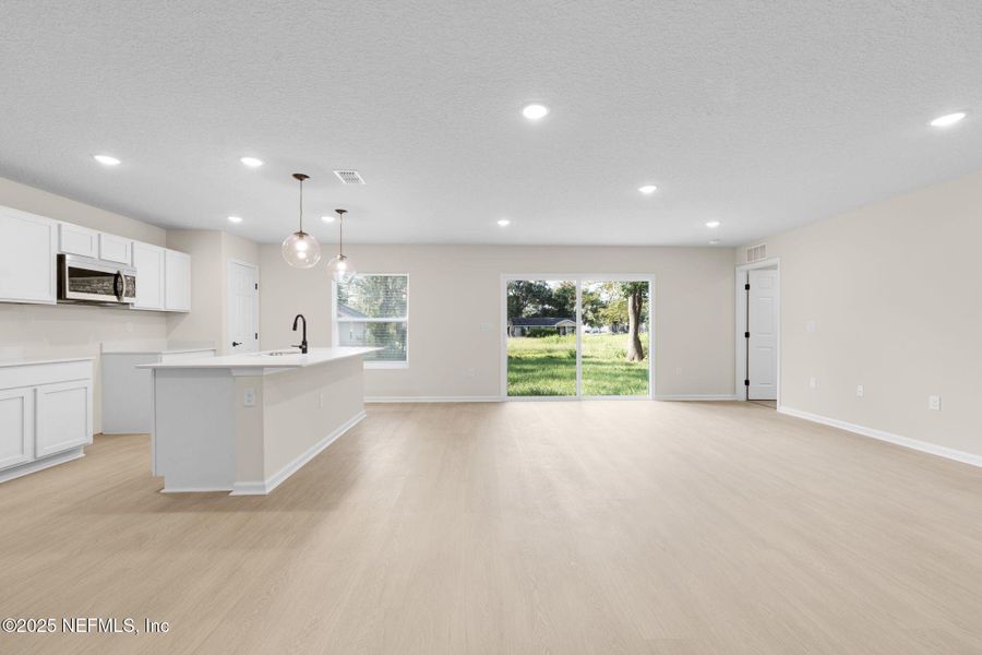 Spacious, unfurnished interior of a new home in , Green Cove Springs (Image 21).