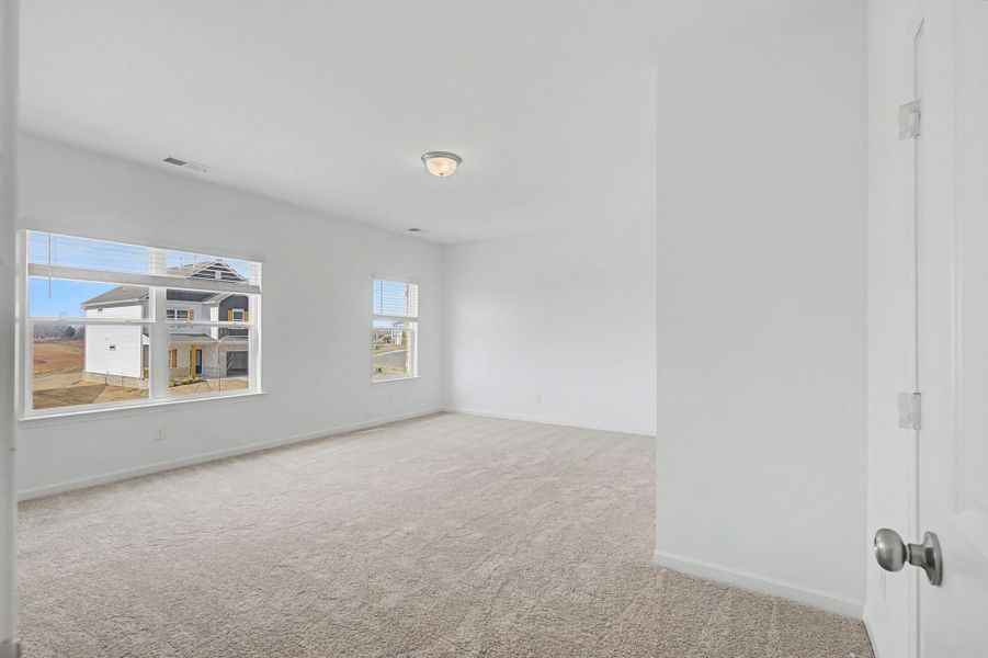 Spacious, unfurnished interior of a new home in The Oaks, Clarksville (Image 19).