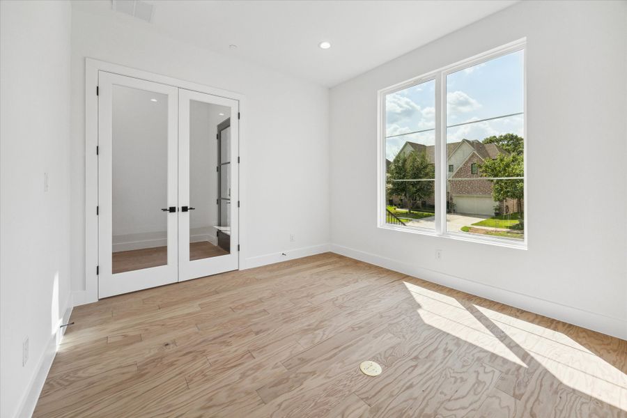 Spacious, unfurnished interior of a new home in , Bellaire (Image 14).