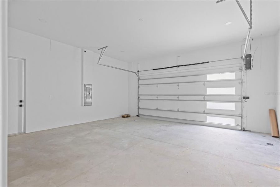 Spacious, unfurnished interior of a new home in , Tampa (Image 28).
