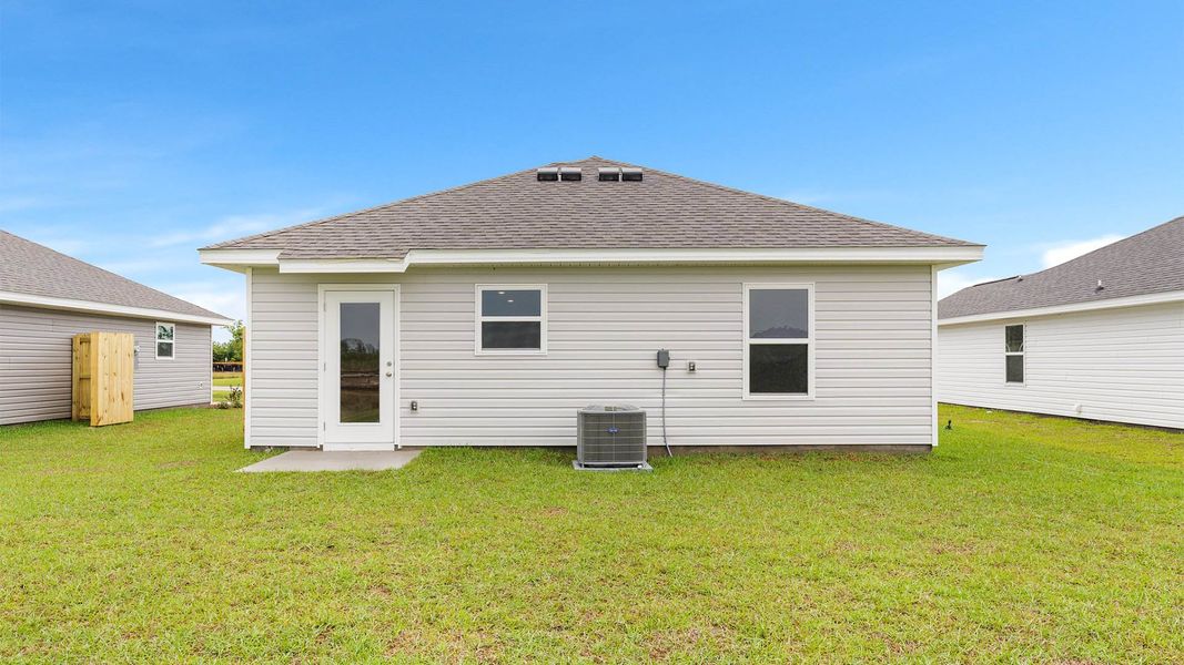 Representative exterior details of a home built from the Allanton by D.R. Horton in Sunny Hills, Chipley (Image 3).