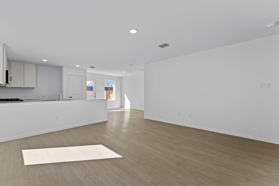 Spacious, unfurnished interior of a new home in Friendship Oaks, Fredericksburg (Image 12).