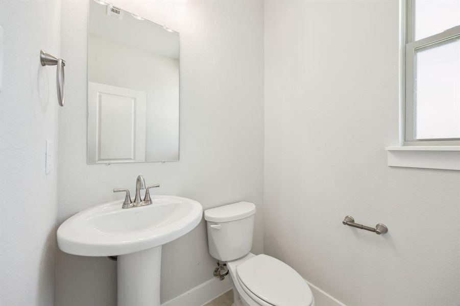 Furnished interior view inside a new home in Ellis Ranch Estates, Waxahachie (Image 8).