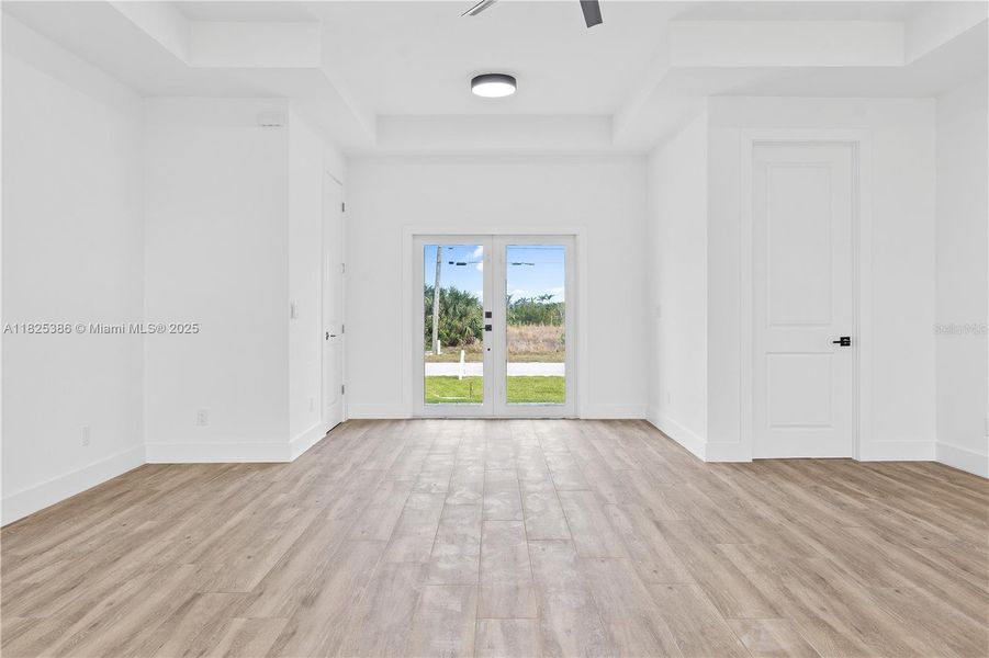 Spacious, unfurnished interior of a new home in , Port Charlotte (Image 15).