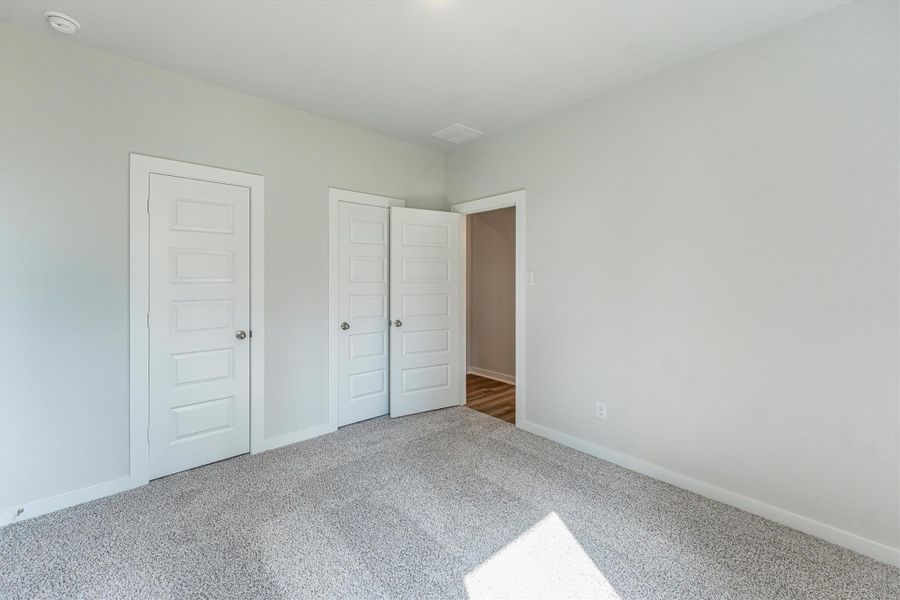 Spacious, unfurnished interior of a new home in Deer Pines, Conroe (Image 39).