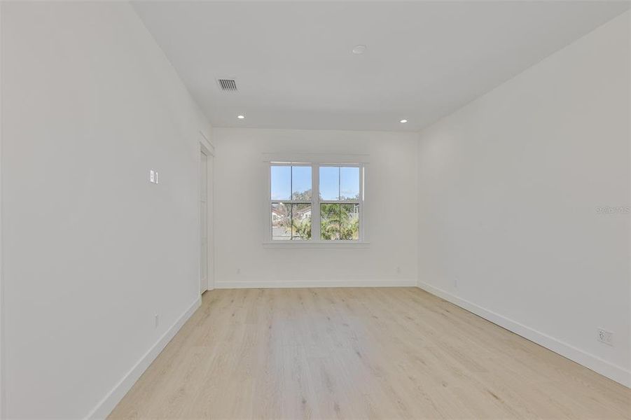 Spacious, unfurnished interior of a new home in , Tampa (Image 59).