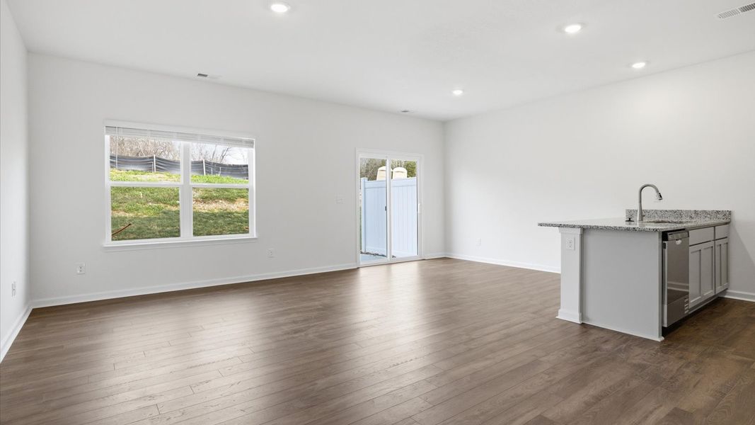 Spacious, unfurnished interior of a new home in Cherokee Crossing, Kodak (Image 10).