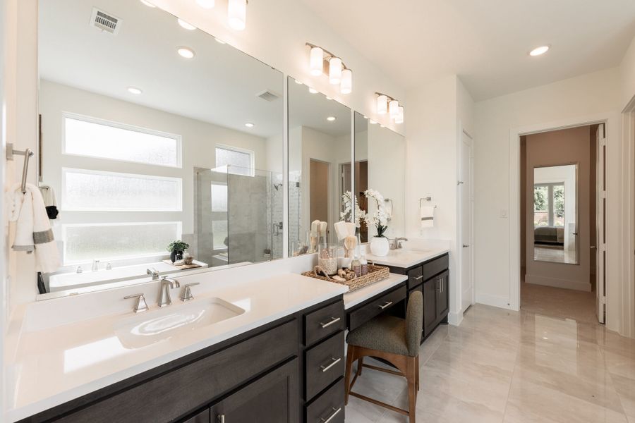 Representative furnished interior of a home built from the Fulbright by Tri Pointe Homes in Sienna 60’, Missouri City (Image 33).