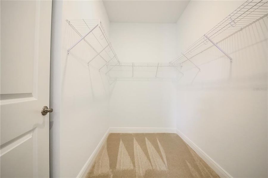 Spacious, unfurnished interior of a new home in Bungalow Walk at Lakewood Ranch, Sarasota (Image 37).