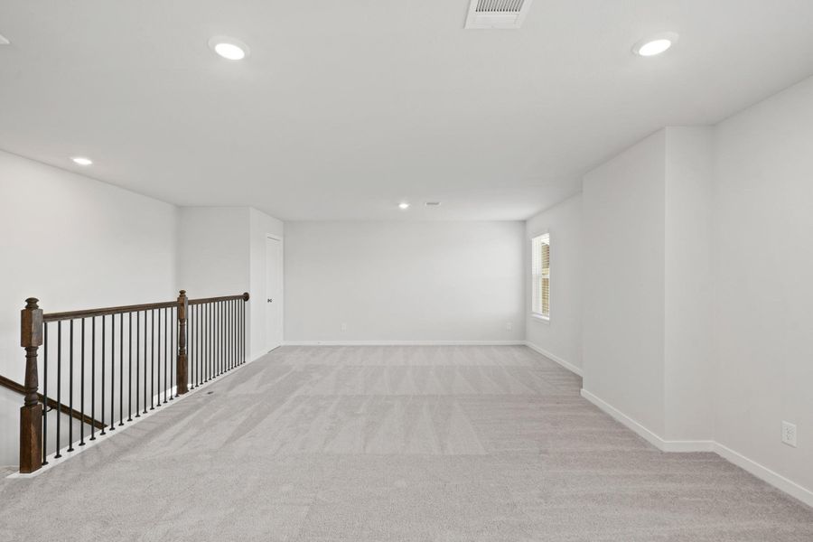 Spacious, unfurnished interior of a new home in Country Creek, Mont Belvieu (Image 14).