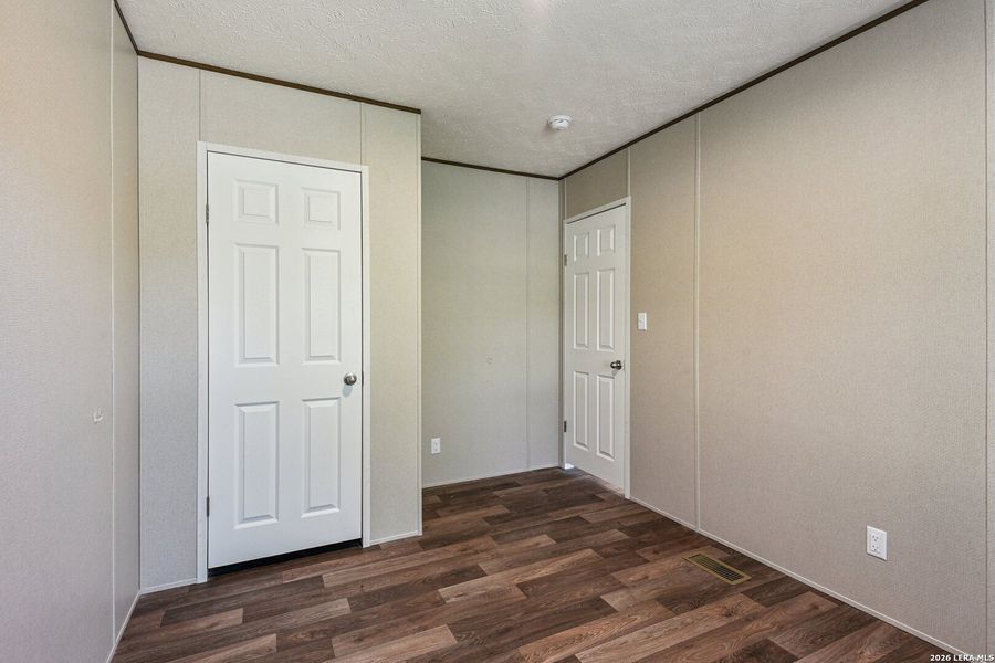 Spacious, unfurnished interior of a new home in , Hondo (Image 24).