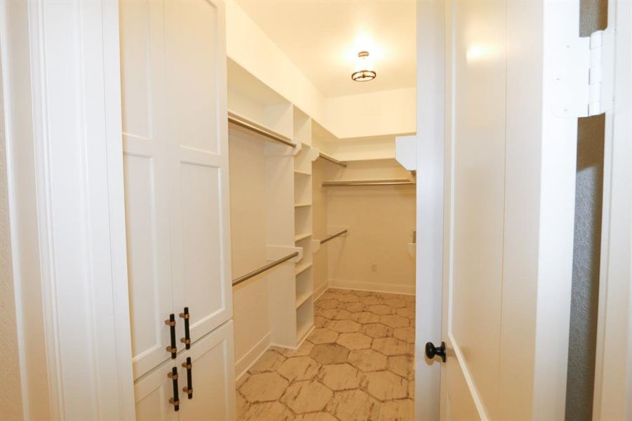 Spacious, unfurnished interior of a new home in , Tyler (Image 27).