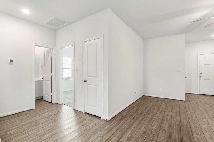 Spacious, unfurnished interior of a new home in Sonterra, Jarrell (Image 19).