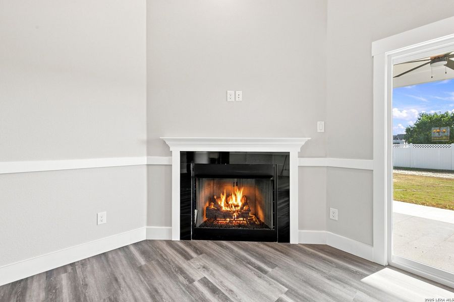 Spacious, unfurnished interior of a new home in Las Palomas Country Club Estates, La Vernia (Image 44).