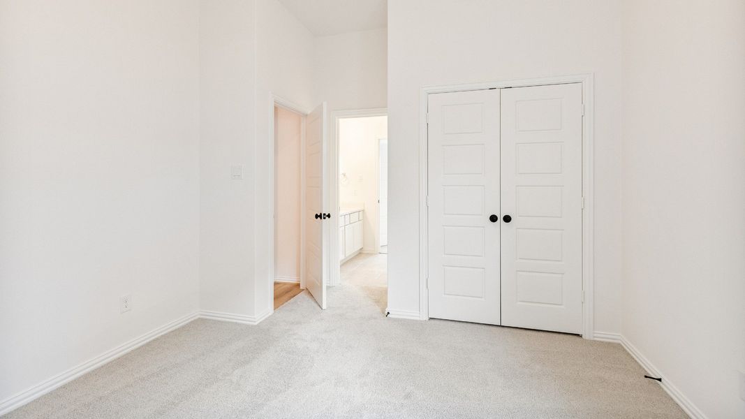 Furnished interior view inside a new home in Creekhaven, Iowa Colony (Image 9).