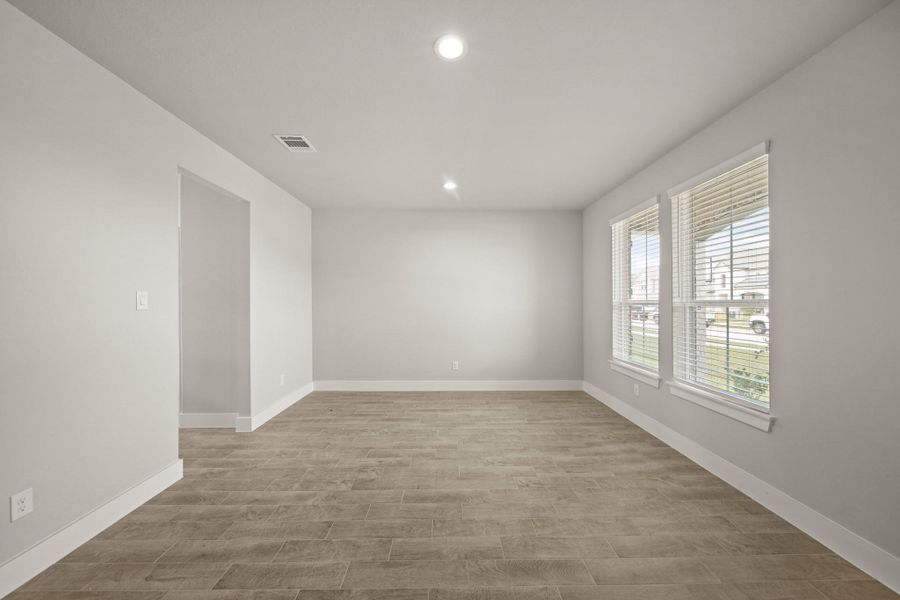 Spacious, unfurnished interior of a new home in Morton Creek Ranch, Katy (Image 12).