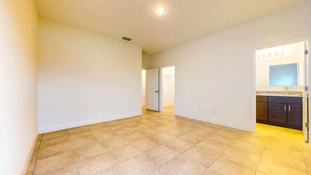 Spacious, unfurnished interior of a new home in , Dunnellon (Image 24).