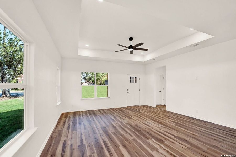 Spacious, unfurnished interior of a new home in , Hondo (Image 26).