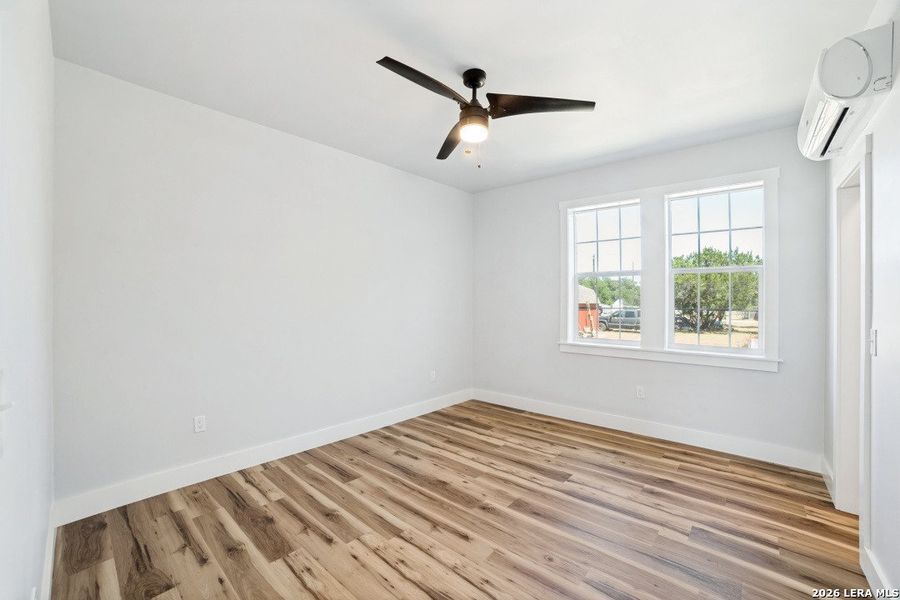 Spacious, unfurnished interior of a new home in , Bandera (Image 11).