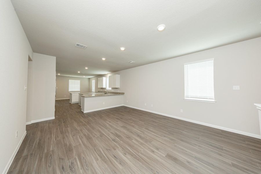 Spacious, unfurnished interior of a new home in Cliffstone Hills, Conroe (Image 17).