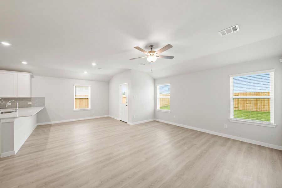 Spacious, unfurnished interior of a new home in Valor Park, Bay City (Image 12).