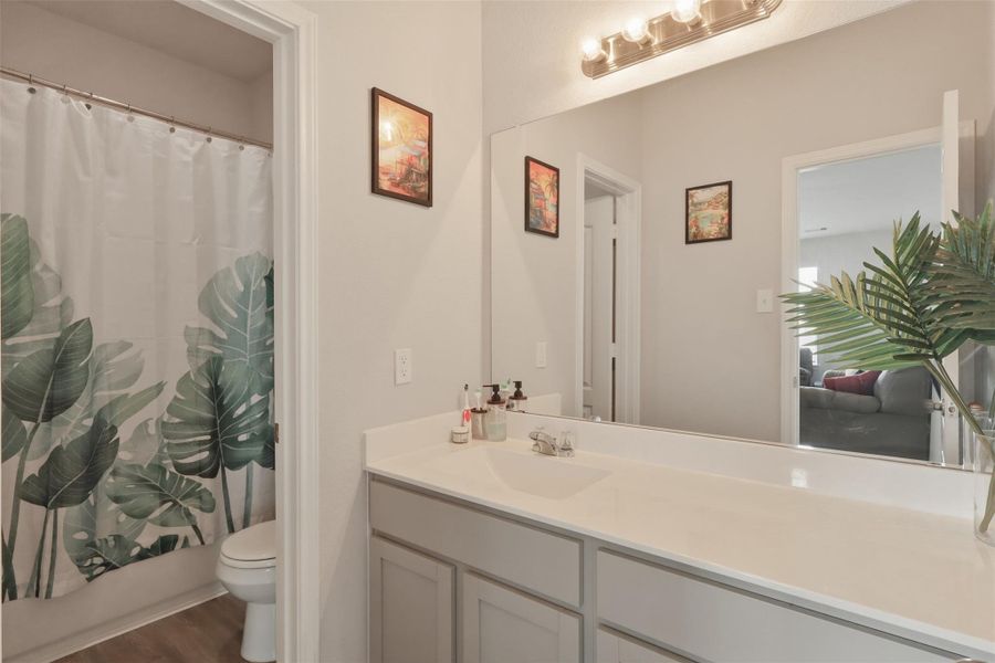 Furnished interior view inside a new home in , Baytown (Image 9).