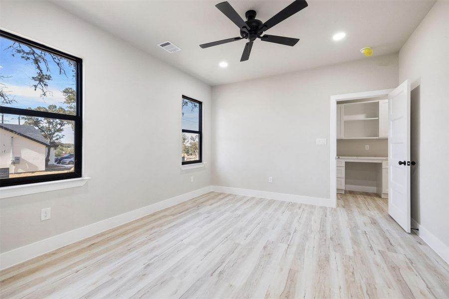 Please note: Photos shown are not of the actual homes but are of the same floorplan. Finishes and features may vary. Please note: Photos shown are not of the actual homes but are of the same floorplan. Finishes and features may vary.