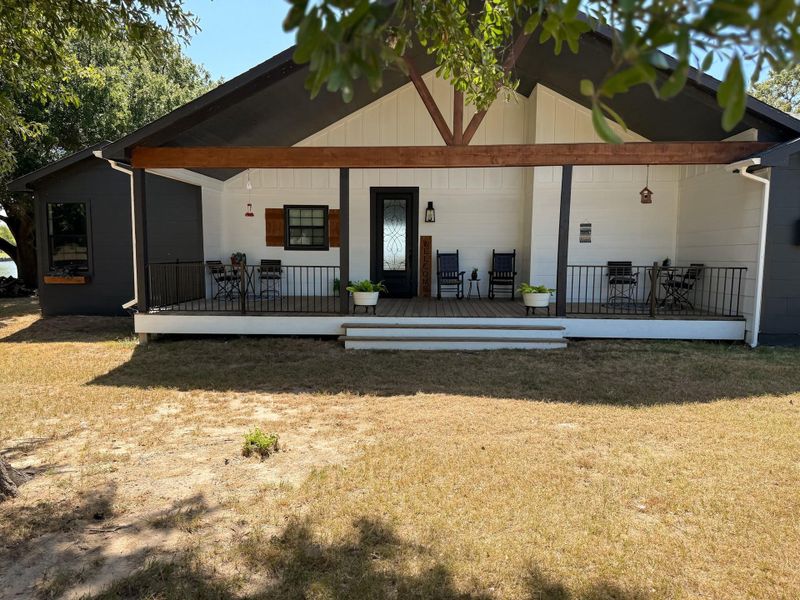 Exterior details and patio area of a home in , Groesbeck (Image 15).