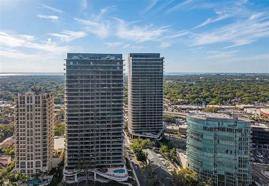 Condo located in Tampa, FL showcasing its design and architecture (Image 36).