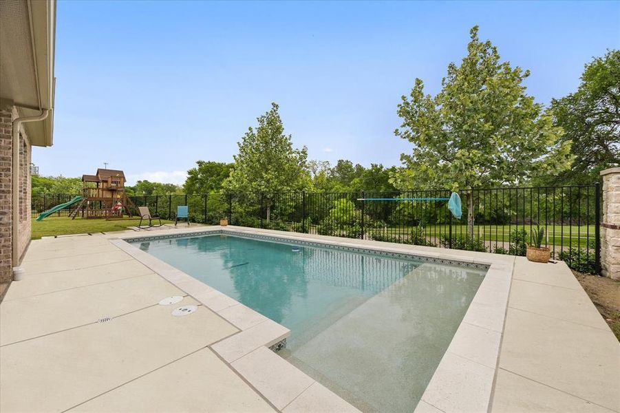 Exterior details and patio area of a home in Gideon Grove, Rockwall (Image 3).
