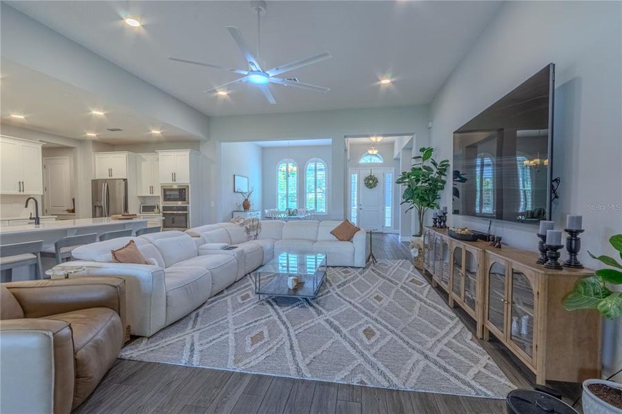Furnished interior view inside a new home in Francisco Park, Oviedo (Image 40).