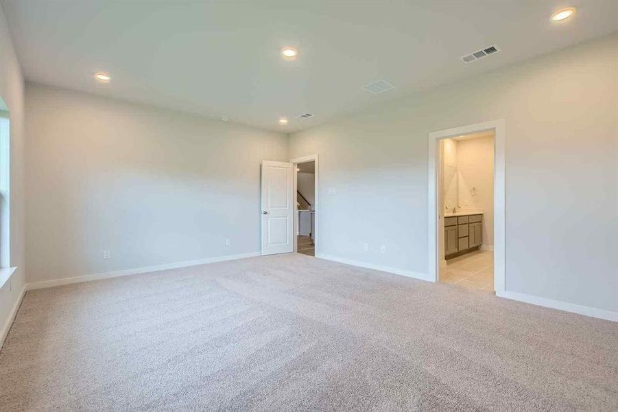 Spacious, unfurnished interior of a new home in The Estates Collection at Overland Grove, Forney (Image 11).