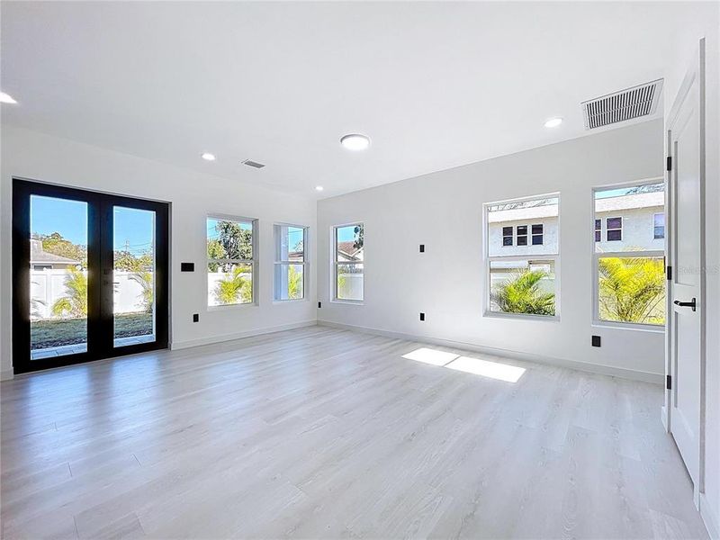 Spacious, unfurnished interior of a new home in , St. Petersburg (Image 63).