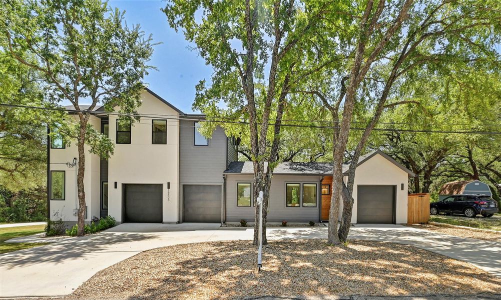 Newer construction home by Bobbitt Builders on a corner lot-and-a-half with circular driveway, 3-car garage, and mature oak canopy. Newer construction home by Bobbitt Builders on a corner lot-and-a-half with circular driveway, 3-car garage, and mature oak canopy.