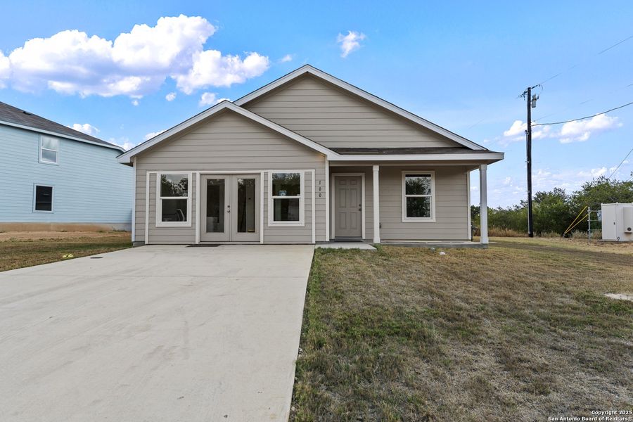 Exterior details and patio area of a home in Lodi Grove, Floresville (Image 2).