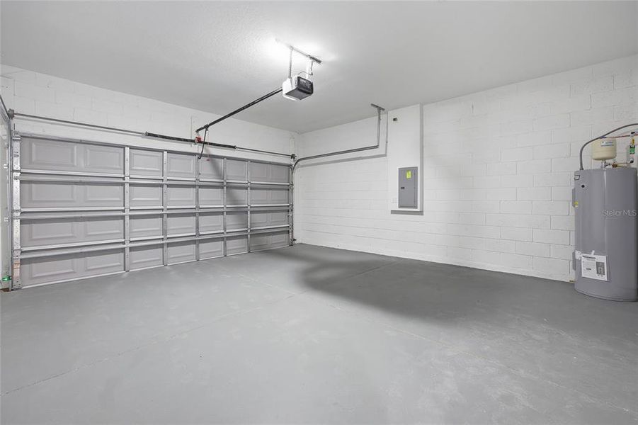 Spacious, unfurnished interior of a new home in , Citrus Springs (Image 14).