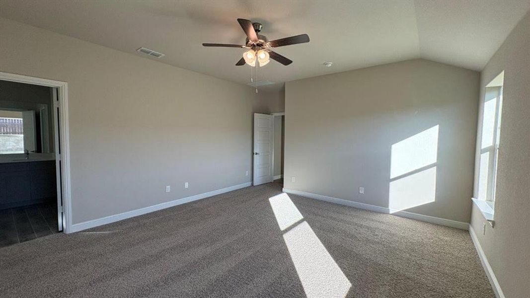 Spacious, unfurnished interior of a new home in Sandstone Estates, Granbury (Image 13).