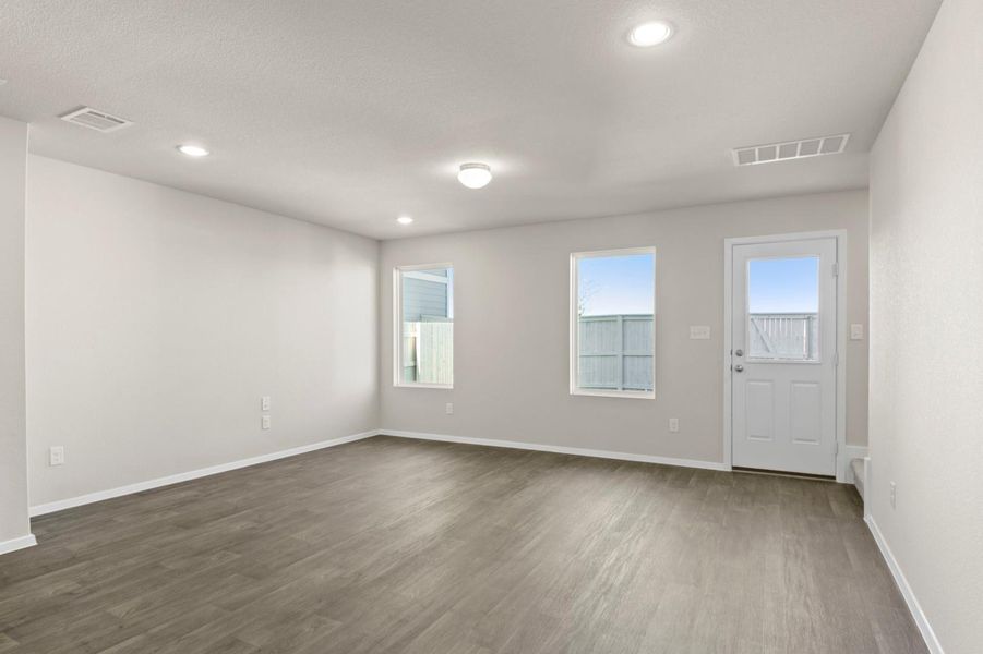 Spacious, unfurnished interior of a new home in Harvest Ridge, Elgin (Image 14).