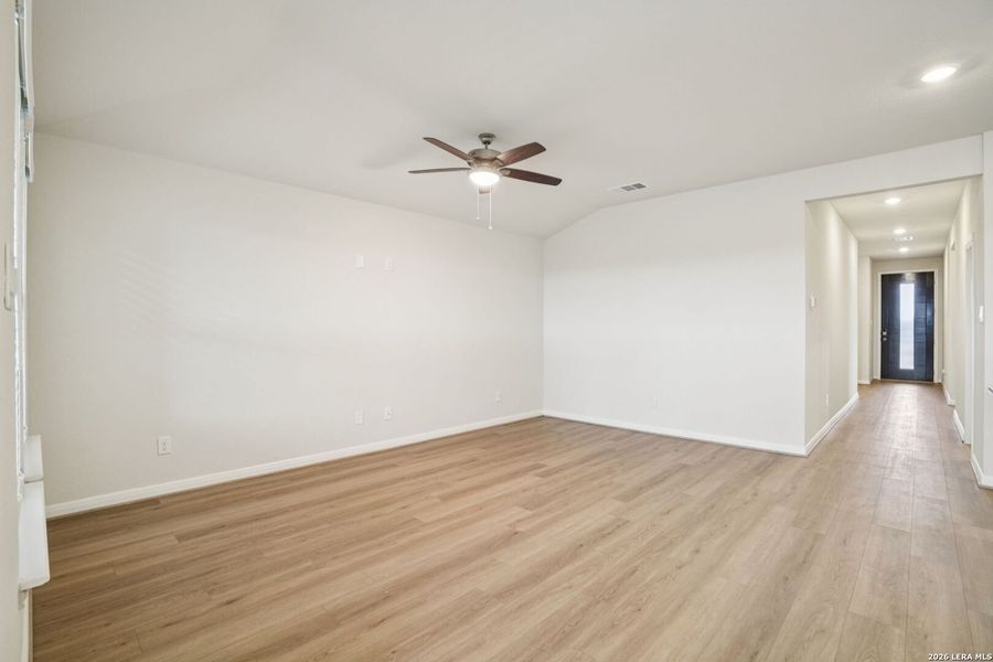 Spacious, unfurnished interior of a new home in Catalina, Converse (Image 26).