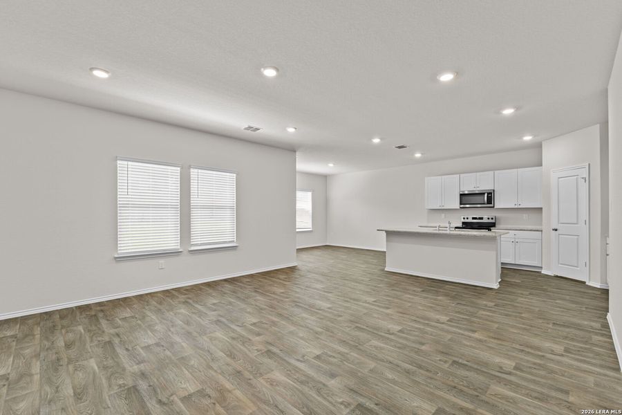 Spacious, unfurnished interior of a new home in Laurel Vistas, San Antonio (Image 34).