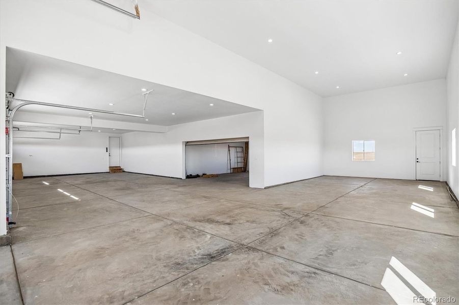 Spacious, unfurnished interior of a new home in , Hudson (Image 37).