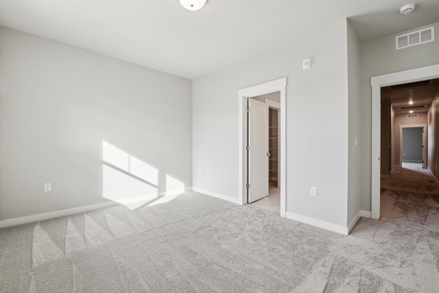 Spacious, unfurnished interior of a new home in Highlands at Fox Hill, Longmont (Image 18).