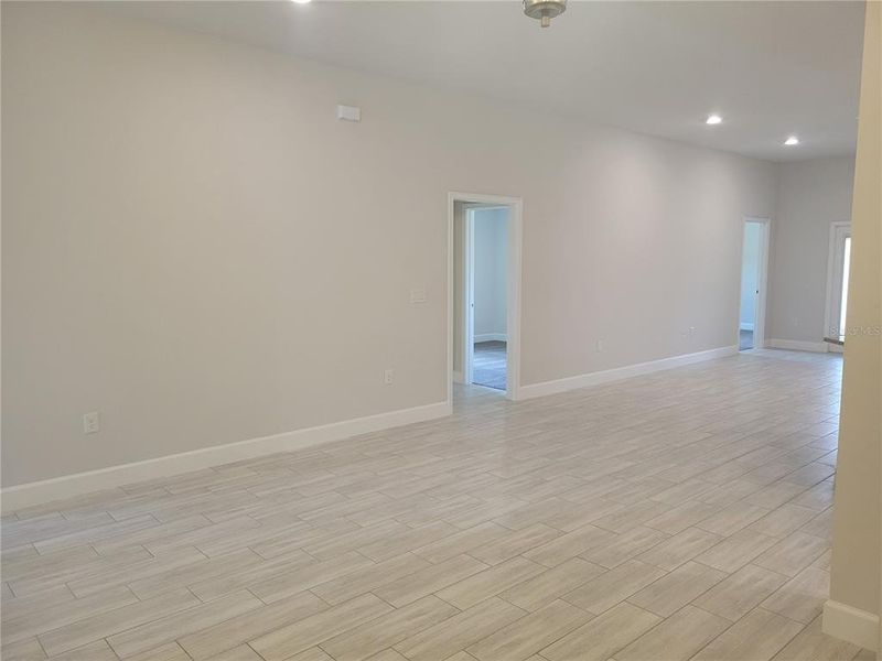 Spacious, unfurnished interior of a new home in Abbey Glen, Dade City (Image 13).