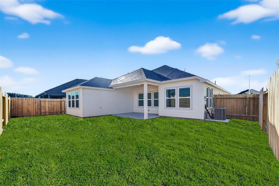 Exterior details and patio area of a home in Rollingbrook Estates, Baytown (Image 24).