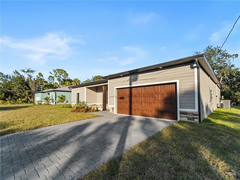 Exterior details and patio area of a home in , North Port (Image 4).
